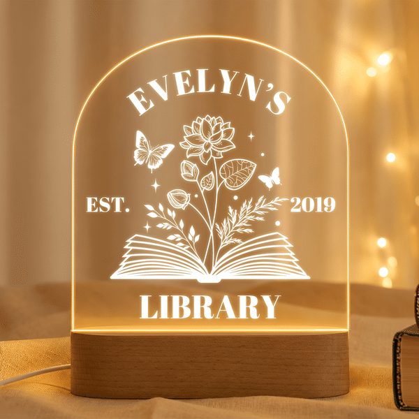 Veilleuse LED personnalisée avec nom, année, texte et base en bois Cadeau d'anniversaire pour les amoureux des livres.