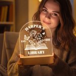 Veilleuse LED personnalisée avec nom, année, texte et base en bois Cadeau d'anniversaire pour les amoureux des livres.