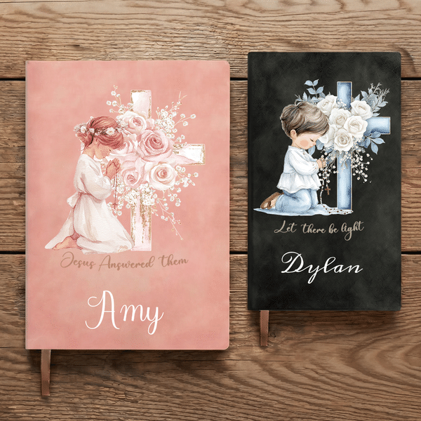 Carnet A5/A6 personnalisé avec illustration d'un enfant en prière, une fleur et une croix, ainsi qu'un verset biblique ; avec prénom et texte inspirant – Cadeau d'anniversaire idéal pour les enfants c