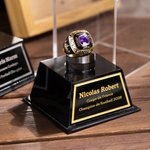 Présentoir de bague personnalisé avec 3 lignes du texte gravé - Bague avec texte et pierre au choix - Cadeau pour amateurs de sport