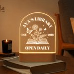 Veilleuse LED personnalisée avec nom, année, texte et base en bois Cadeau d'anniversaire pour les amoureux des livres.