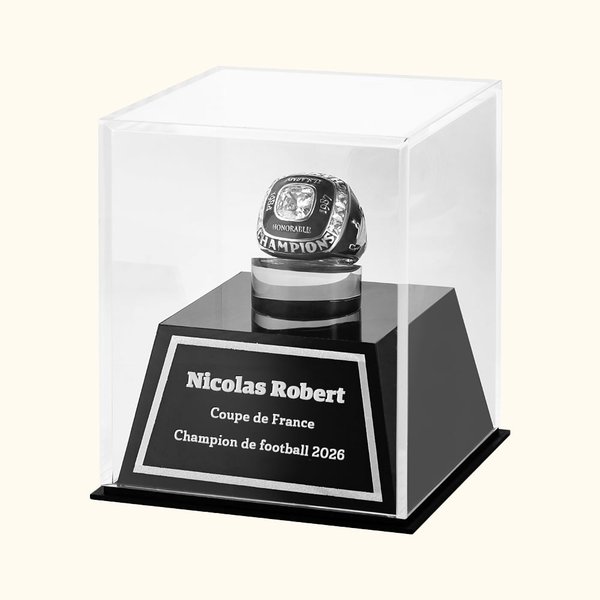 Présentoir de bague personnalisé avec 3 lignes du texte gravé - Bague avec texte et pierre au choix - Cadeau pour amateurs de sport