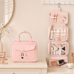 Trousse de toilette de voyage en cuir PU à compartiments multiples, personnalisée avec un personnage de dessin animé et une fleur de naissance, avec prénom – Cadeau d'anniversaire pour un usage quotid