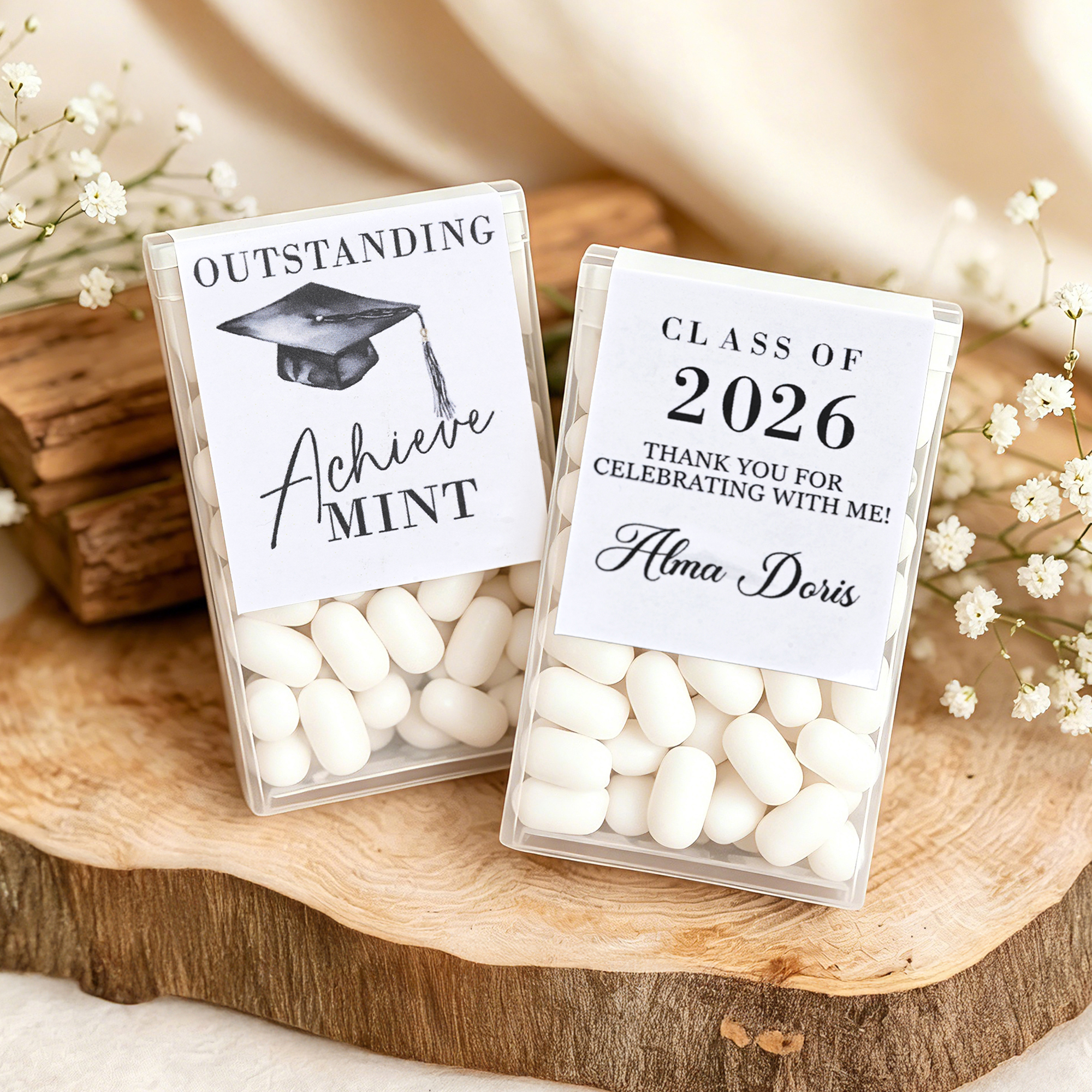 Individuell gestaltete Aufkleber für Minzbonbons mit Abschlusskappe, Schleife, Namen und Jahr – Etiketten für Gastgeschenke und Dekoration zur Abschlussfeier für Absolventen des Jahrgangs 2026