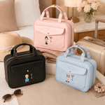 Trousse de toilette de voyage en cuir PU à compartiments multiples, personnalisée avec un personnage de dessin animé et une fleur de naissance, avec prénom – Cadeau d'anniversaire pour un usage quotid