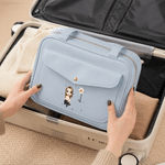 Trousse de toilette de voyage en cuir PU à compartiments multiples, personnalisée avec un personnage de dessin animé et une fleur de naissance, avec prénom – Cadeau d'anniversaire pour un usage quotid