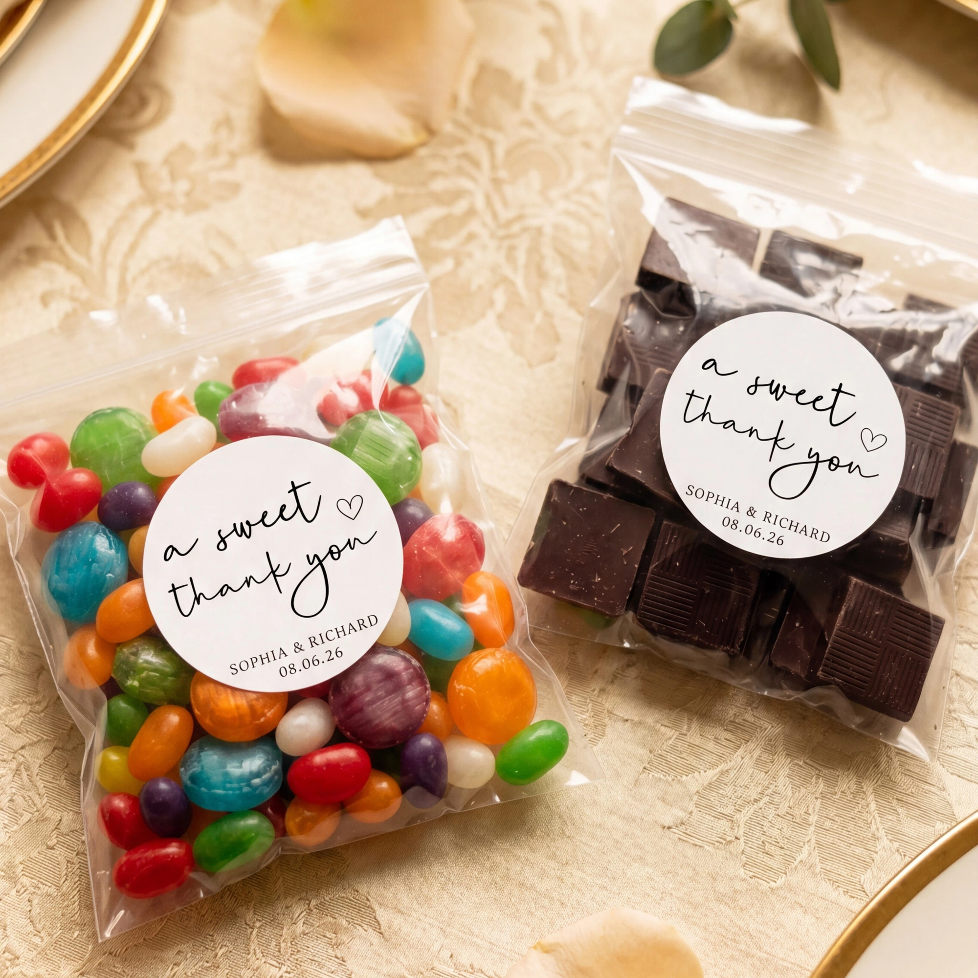 Individuell gestalteter, bunter „A Sweet Thank You“-Aufkleber mit Namen und Datum – ein Geschenk für die Hochzeitsgesellschaft, ideal für Hochzeitsplaner und Brautpaare