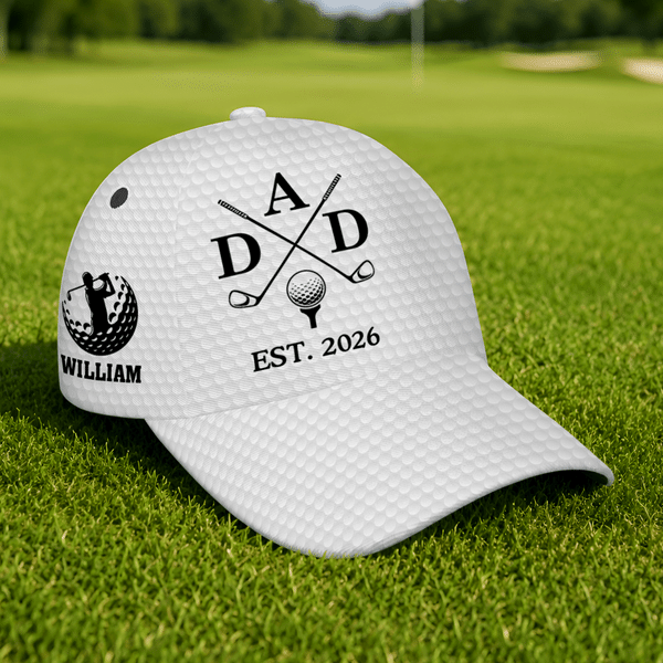 Personlig baseballcap med flerfarget golfballmønster, navn og årstall – en perfekt gave til farsdagen, kampdagen eller bursdagen til en golfglad pappa eller bestefar