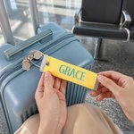 Etiqueta de equipaje personalizada con monograma multicolor y efecto sombreado: accesorios de viaje para viajes de negocios, regalo de cumpleaños para estudiantes y amantes de los viajes
