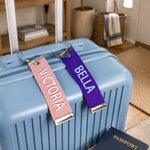 Etiqueta de equipaje personalizada con monograma multicolor y efecto sombreado: accesorios de viaje para viajes de negocios, regalo de cumpleaños para estudiantes y amantes de los viajes