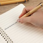 Set de stylo à bille en bois personnalisé avec texte gravé - Étiquette ronde au choix - Cadeau d'anniversaire mariage pour amis demoiselle d'honneur
