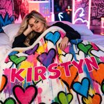 Individuell gestaltete, farbenfrohe Sherpa-Fleece-Decke mit Graffiti-Herz-Muster – weich und warm, mit Namen – Wohnaccessoire und Geburtstagsgeschenk für Männer und Frauen