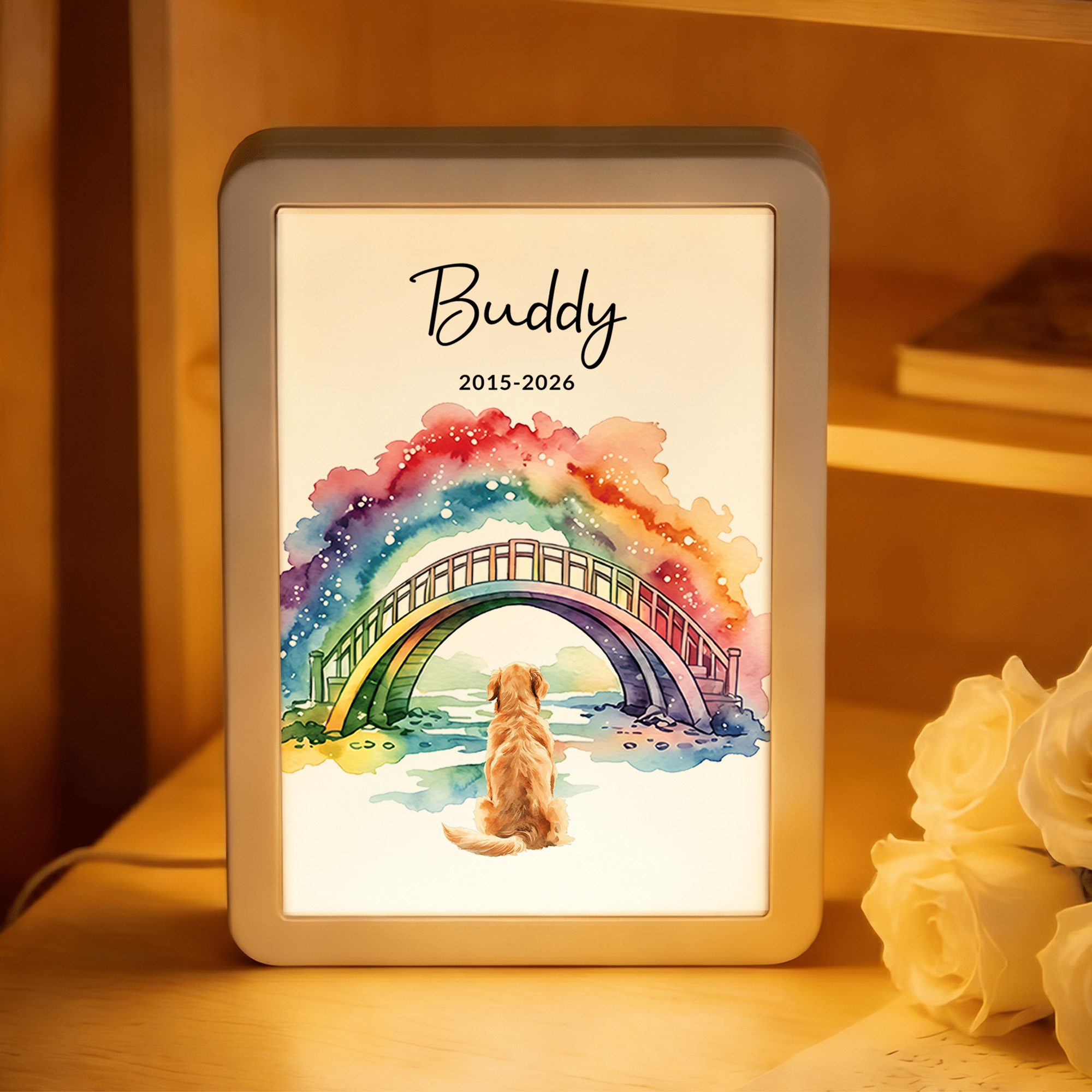 Personalisierter LED-Fotorahmen im Aquarellstil mit der „Rainbow Bridge“ (Regenbogenbrücke) – Rückansicht eines Haustiers, Spiegel mit Namen und Jahr – Gedenk- und Beileidsgeschenk für Haustierbesitze