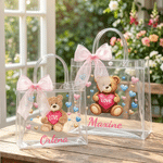 Personlig gavepose i gjennomsiktig plast med rosa og blå sløyfe og hjertebamse, med navn – gave til bursdag eller jubileum for klassekamerat eller barn