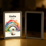 Personalisierter LED-Fotorahmen im Aquarellstil mit der „Rainbow Bridge“ (Regenbogenbrücke) – Rückansicht eines Haustiers, Spiegel mit Namen und Jahr – Gedenk- und Beileidsgeschenk für Haustierbesitze