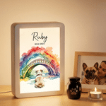 Personalisierter LED-Fotorahmen im Aquarellstil mit der „Rainbow Bridge“ (Regenbogenbrücke) – Rückansicht eines Haustiers, Spiegel mit Namen und Jahr – Gedenk- und Beileidsgeschenk für Haustierbesitze