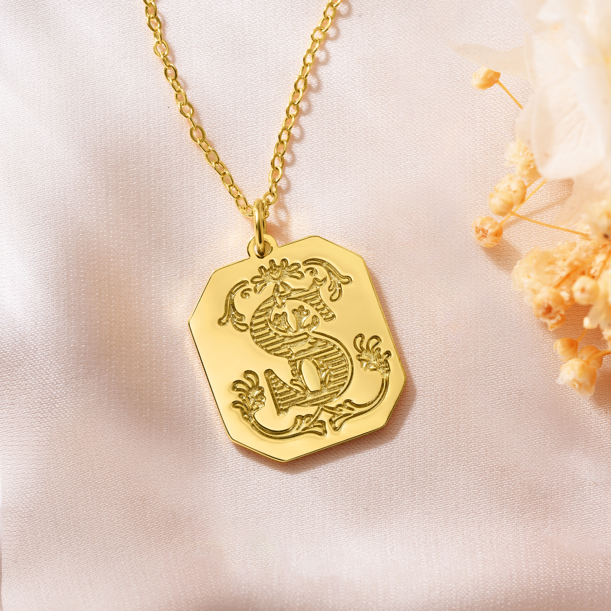 Individuell gestaltete Halskette im viktorianischen Stil mit Initialen und Schriftzug – zierlicher Schmuck als Geburtstags- oder Abschlussgeschenk für Absolventen und Freunde