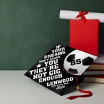 Personalisierte Basketball Fußball Sport Graduation Cap Topper Dekoration mit Namen Schulname und Jahr Graduierung Geschenk für Absolventen Sportliebhaber