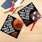 Personalisierte Basketball Fußball Sport Graduation Cap Topper Dekoration mit Namen Schulname und Jahr Graduierung Geschenk für Absolventen Sportliebhaber