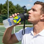 Henkilökohtainen tennishahmon asentoa esittävä siluetti- ja nimikuvioinen urheilujuomapullo, jossa on kääntyvä kansi ja kantohihna – kuntosalilahja tennisharrastajalle syntymäpäivälahjaksi