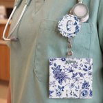 Chinoiserie Personalizada Floral Insignia Carrete con la Inicial y la Insignia Buddy Cumpleaños Apreciación Regalo para Enfermera Doctora