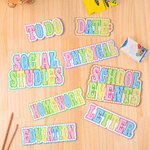 Imán personalizado para pizarra con letras, con diseño multicolor de rayas de dibujos animados y texto; decoración para el aula y el hogar; regalo de vuelta al cole para profesores y niños
