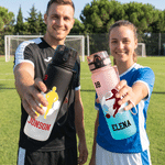 Personlig vattenflaska med flerfärgad fotbollsspelarsilhuett, namn och nummer – perfekt som daglig dryckesflaska, reseföljeslagare eller födelsedagspresent till tonåriga fotbollsspelare