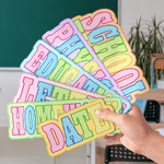Imán personalizado para pizarra con letras, con diseño multicolor de rayas de dibujos animados y texto; decoración para el aula y el hogar; regalo de vuelta al cole para profesores y niños
