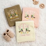 Personlig strikket babyteppe med mallardand, siv og initialer, med brodert navn – interiørdekorasjon, bursdags- og baby shower-gave til nyfødte og nybakte foreldre