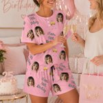 Personligt anpassat, flerfärgat pyjamas-set med ansiktsfoto, mjukt tyg och korta ärmar för både män och kvinnor, med text och siffra – en perfekt födelsedagspresent till familj och vänner
