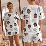 Personligt anpassat, flerfärgat pyjamas-set med ansiktsfoto, mjukt tyg och korta ärmar för både män och kvinnor, med text och siffra – en perfekt födelsedagspresent till familj och vänner