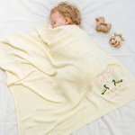 Personlig strikket babyteppe med mallardand, siv og initialer, med brodert navn – interiørdekorasjon, bursdags- og baby shower-gave til nyfødte og nybakte foreldre
