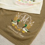 Personlig strikket babyteppe med mallardand, siv og initialer, med brodert navn – interiørdekorasjon, bursdags- og baby shower-gave til nyfødte og nybakte foreldre