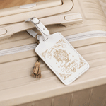 Etiqueta de equipaje personalizada de cuero sintético «Vintage Western Cowgirl», con flor del mes de nacimiento y el mensaje «Born to Roam», con nombre, ideal como regalo de viaje o para las vacacione