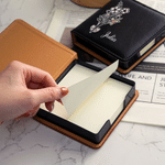 Porte-bloc-notes adhésif classique en cuir PU, personnalisé avec la fleur de naissance multicolore et le prénom, organiseur de bureau – Cadeau d'anniversaire pour le bureau, pour collègues et amis