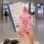 Etiqueta de equipaje personalizada de cuero sintético «Vintage Western Cowgirl», con flor del mes de nacimiento y el mensaje «Born to Roam», con nombre, ideal como regalo de viaje o para las vacacione