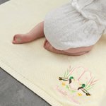 Personlig strikket babyteppe med mallardand, siv og initialer, med brodert navn – interiørdekorasjon, bursdags- og baby shower-gave til nyfødte og nybakte foreldre