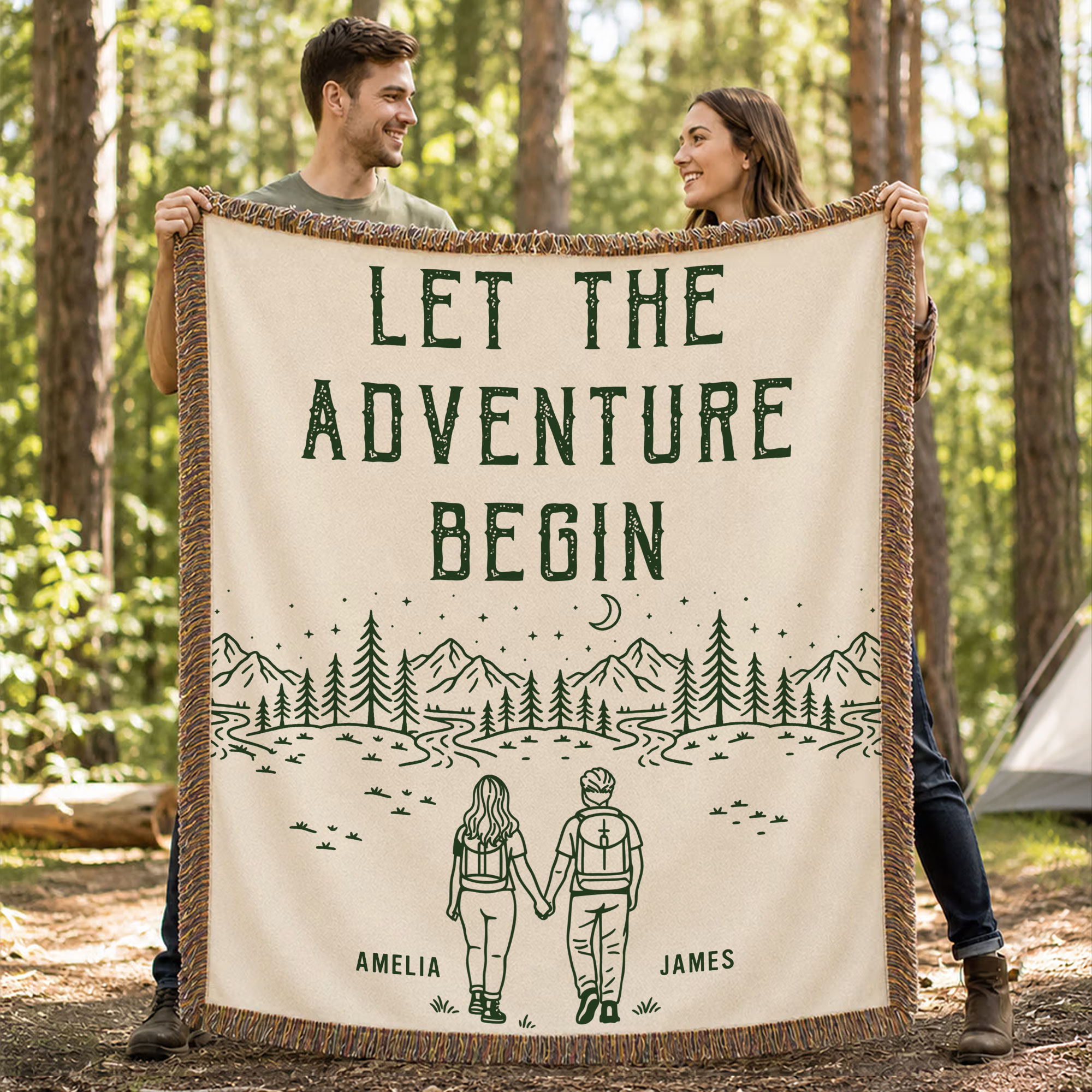 Individuell gestaltete Decke mit Strichzeichnung „Adventure Partners For Life“ – weiche Kuscheldecke mit Quasten und Namenszug – Wohnaccessoire, Geschenk zum Geburtstag, zum Jahrestag oder zur Einweih