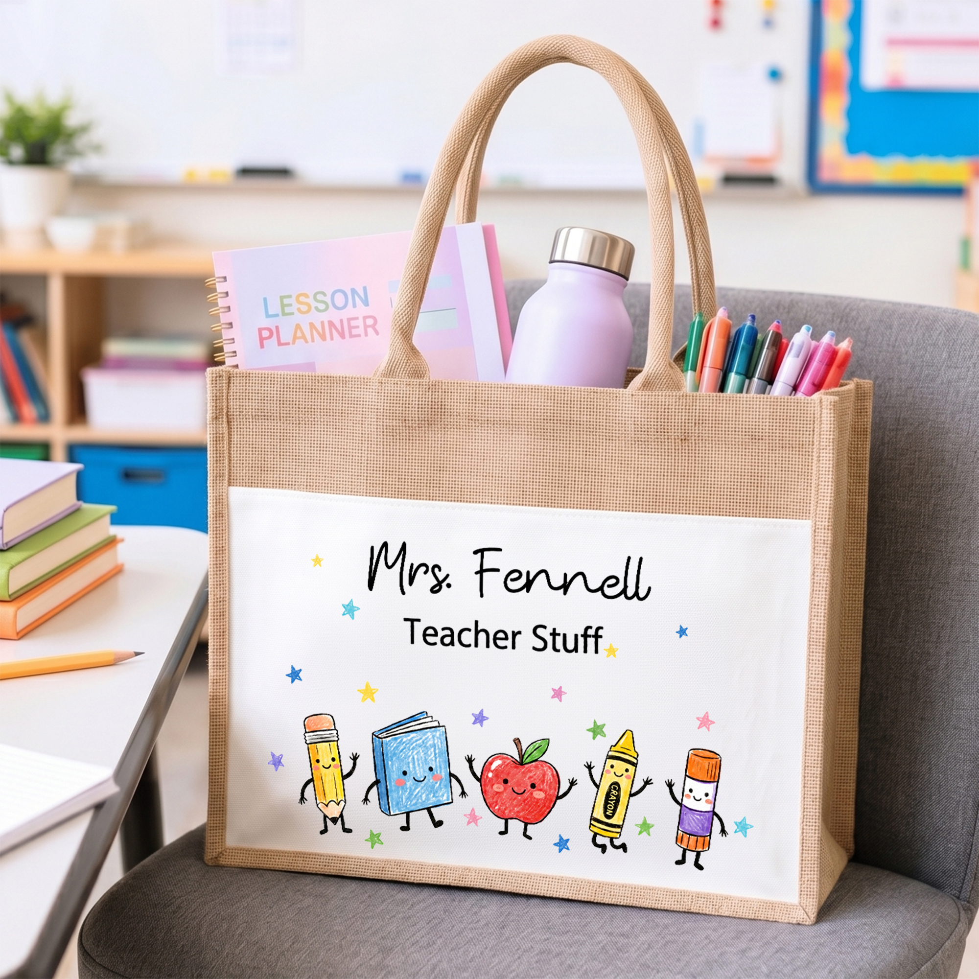 Personalisierte Jute-Tragetasche mit Apfel-Motiv und niedlichen Schulutensilien – mit Titel und Namen – als Dankeschön-Geschenk zum Schuljahresende für Lehrer