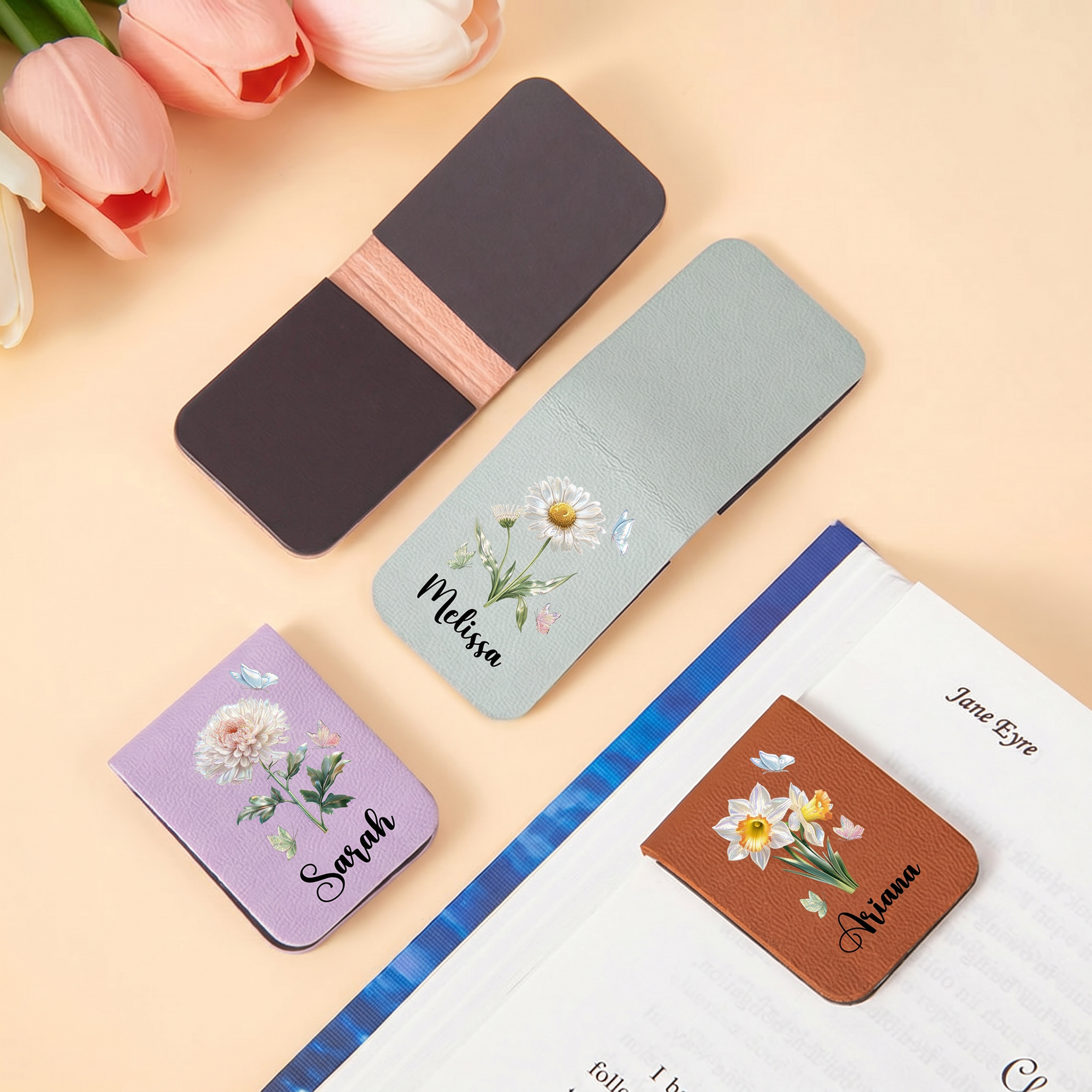 Personalisierter Lesezeichen-Clip aus PU-Leder mit Magnet und Geburtsblume – mit Namen, zum Geburtstag, zum Schulabschluss oder als Geschenk für den Buchclub – für Buchliebhaber und Bücherwürmer