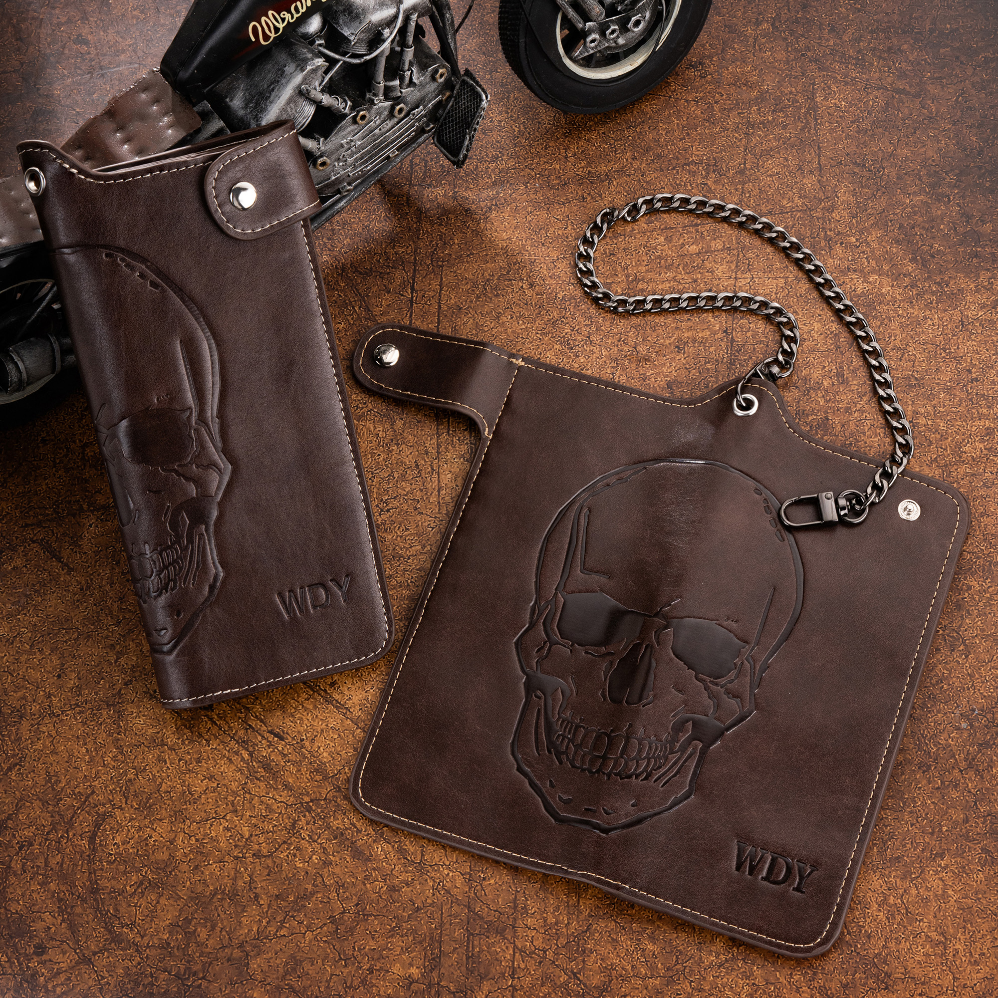 Individuell gestaltete, zweifach gefaltete Geldbörse aus PU-Leder mit Totenkopf-Motiv, Initialen und Kette – Geburtstags- und Vatertagsgeschenk für Ehemann und Vater