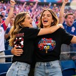Personlig T-skjorte i 100 % bomull med navn og nummer og fargerikt blekksprutmønster fra VM i fotball - en VM-gave til fotballfans