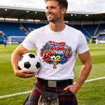 Personlig T-skjorte i 100 % bomull med navn og nummer og fargerikt blekksprutmønster fra VM i fotball - en VM-gave til fotballfans