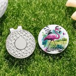 Individuell gestalteter Golfballmarker mit Flamingo-Motiv in Aquarelloptik, mit magnetischem Hutclip und Namensgravur – das perfekte Geschenk für Golfliebhaber am Spieltag