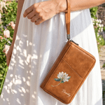 Porte-passeport et portefeuille de voyage personnalisés en cuir PU, style vintage, avec motif « fleur de naissance » et prénom : un cadeau d'anniversaire indispensable pour les passionnés de voyage