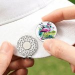 Individuell gestalteter Golfballmarker mit Flamingo-Motiv in Aquarelloptik, mit magnetischem Hutclip und Namensgravur – das perfekte Geschenk für Golfliebhaber am Spieltag