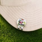 Individuell gestalteter Golfballmarker mit Flamingo-Motiv in Aquarelloptik, mit magnetischem Hutclip und Namensgravur – das perfekte Geschenk für Golfliebhaber am Spieltag