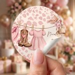 Spersonalizowana, samoprzylepna naklejka w różowo-niebieską panterkę z imieniem – prezent na przyjęcie z okazji baby shower i ujawnienia płci dziecka dla nowo narodzonego dziecka i świeżo upieczonych 