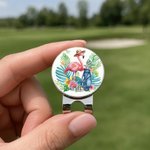 Individuell gestalteter Golfballmarker mit Flamingo-Motiv in Aquarelloptik, mit magnetischem Hutclip und Namensgravur – das perfekte Geschenk für Golfliebhaber am Spieltag