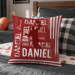 Housse de coussin décorative personnalisée, à motif aquarelle représentant la silhouette d'un sportif sur fond rayé, avec nom et prénom. Décoration d'intérieur et cadeau d'anniversaire pour les passio
